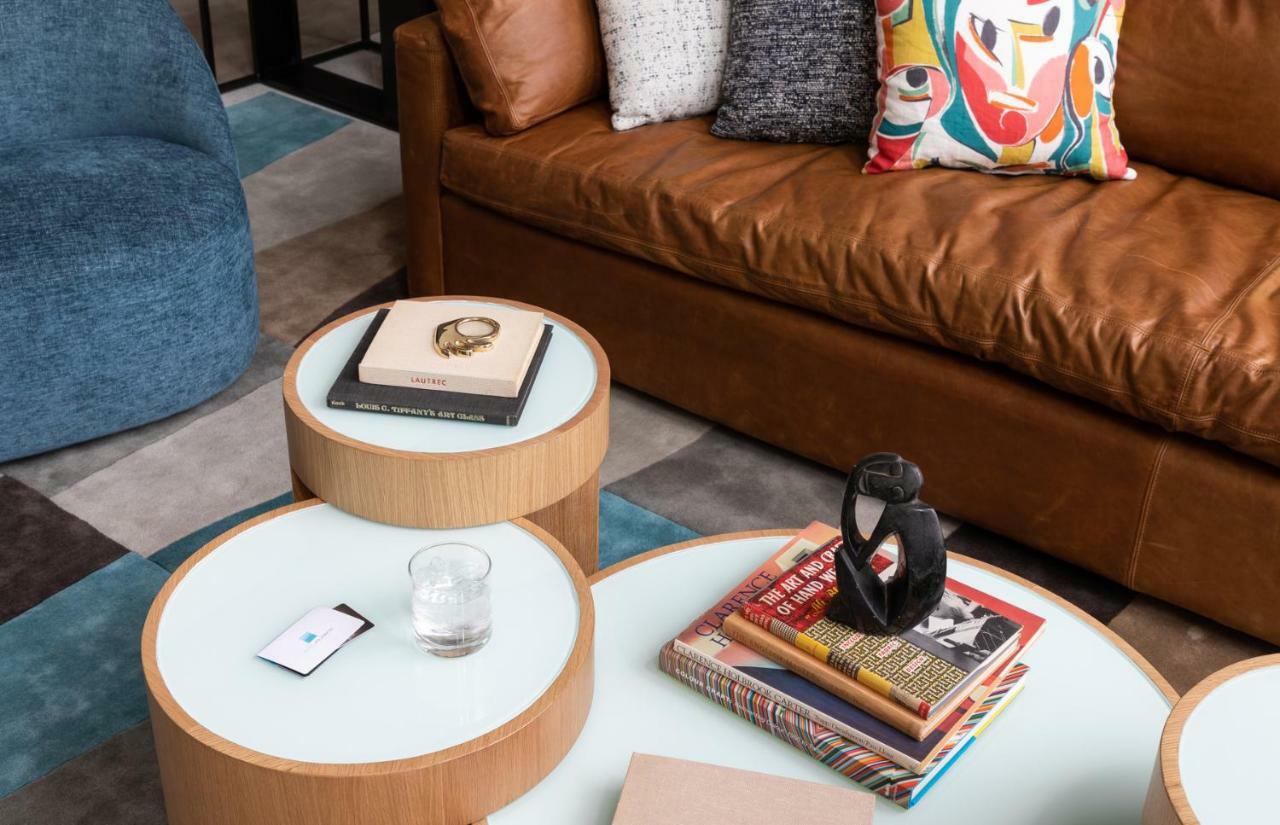 Hotel Murano Такома Екстер'єр фото A coffee table with a stack of books