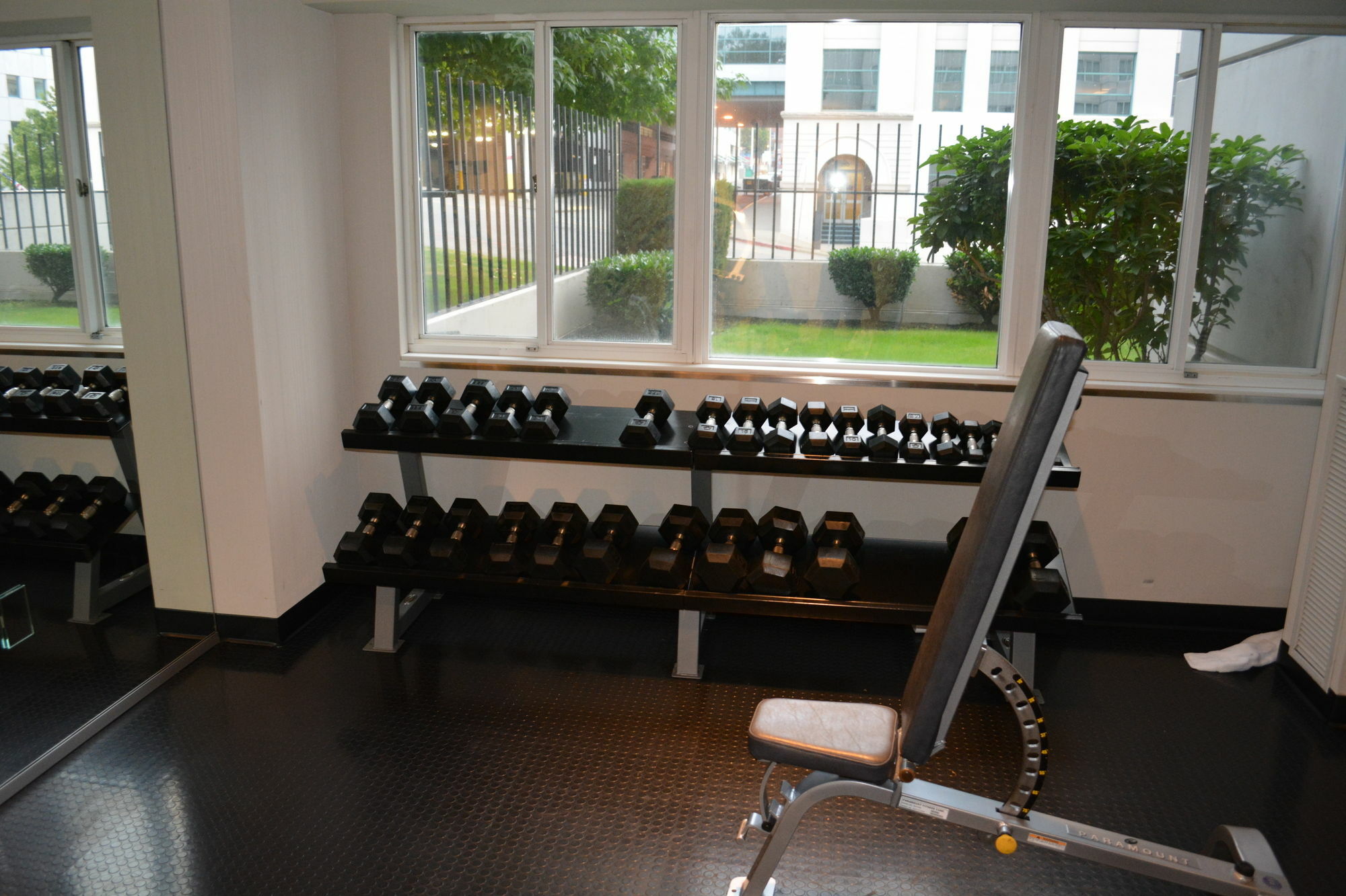 Hotel Murano Такома Екстер'єр фото Dumbbells on a rack